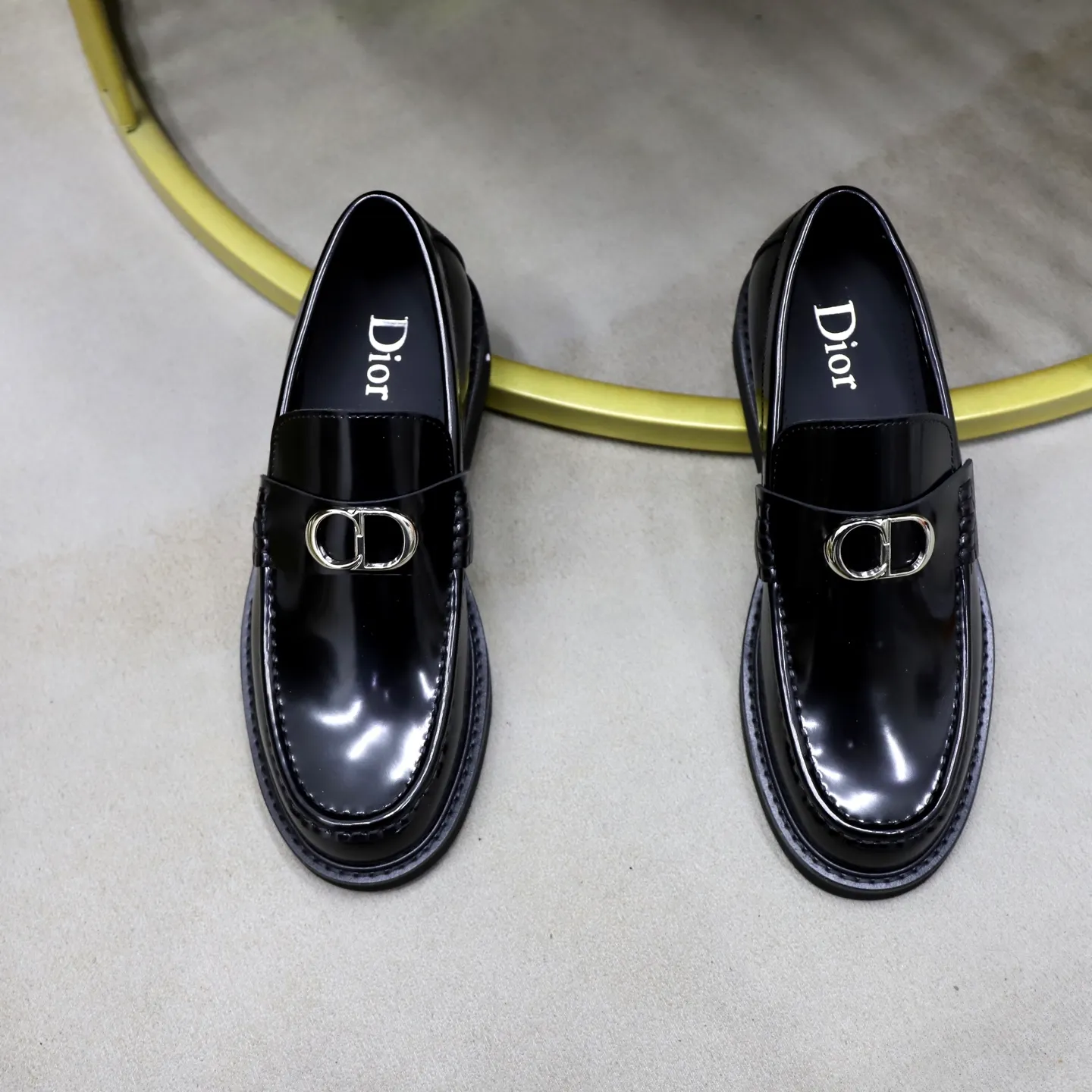 Factory price: 640💰Top original order Brand: Dior DIOR Standard code: Men's size 39-44 (38/45/can be customized) Grade: Same style as the official website Original order quality Material: Original cowhide Water-dyed cowhide lining Original distinguished outsole Style category: Men's fashionable casual leather shoes Distinguished big-name luxury elements top luxury Color: Color of the actual picture